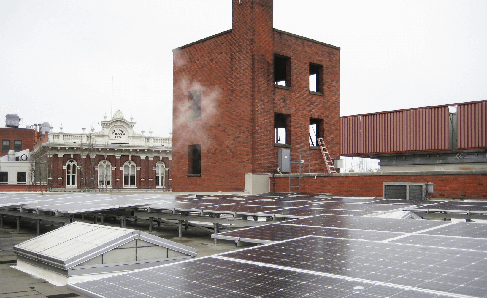 Image of the roof of the Portand First Firestation, featuring an expansive array of solar panels that produce energy for their microgrid system